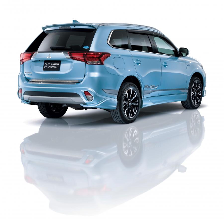  Mitsubishi Outlander PHEV 2015 года  (JP) (фото 12 из 19)